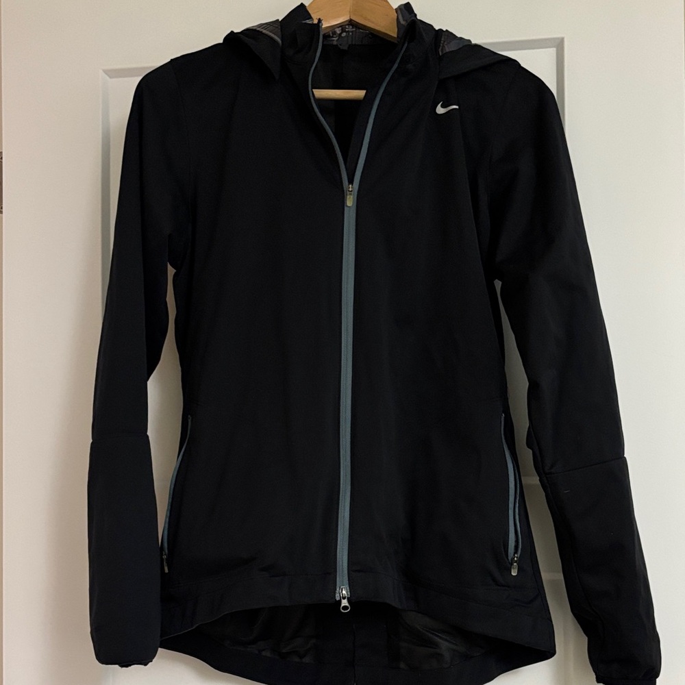Nike Women's Black Utility Jacket with hood . Side zip pockets
